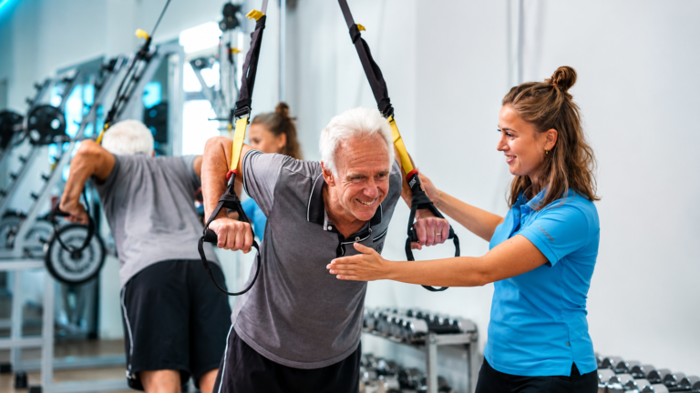 Begeleid trainen met suspension straps in de oefenzaal
